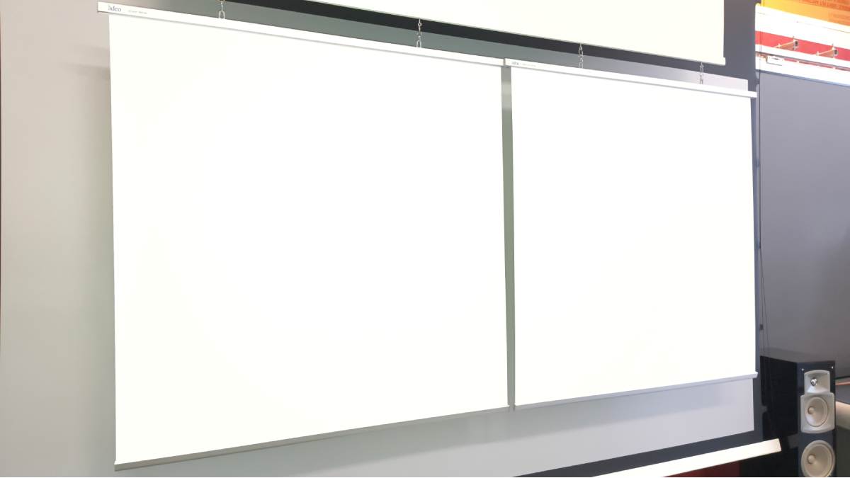 powierzchnie_biale Widok na próbki materiałów projekcyjnych białych